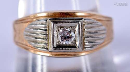 AN 18CT GOLD AND DIAMOND RING. 6.7 grams. W.