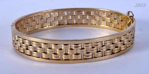 A 9CT GOLD BANGLE. 18 grams. 6.75 cm wide.