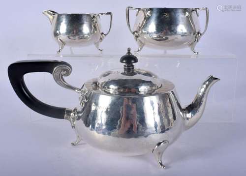 AN ARTS AND CRAFTS ENGLISH SILVER THREE PIECE TEASET. 740 gr...