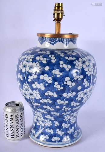 A 17TH/18TH CENTURY CHINESE BLUE AND WHITE PORCELAIN VASE Ka...