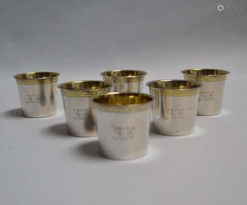 Suite de six GOBELETS A LIQUEUR en argent et vermeil, chiffr...