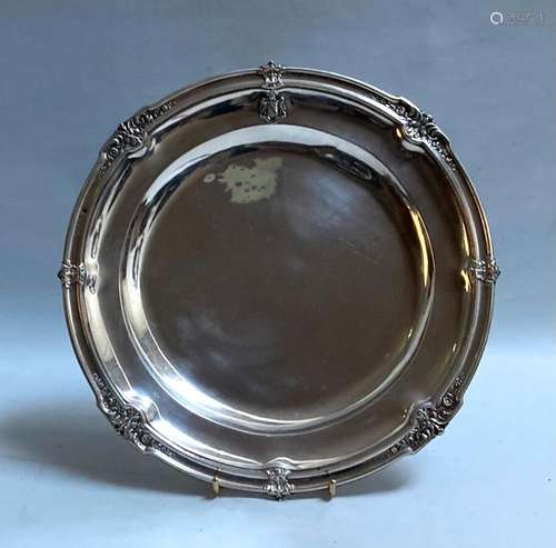 PLAT rond en argent, modèle filets et agrafes feuillagées, a...