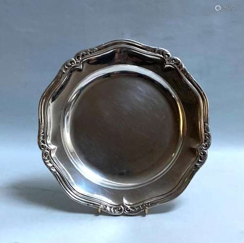 PLAT rond en argent, modèle filets contours à agrafes feuill...