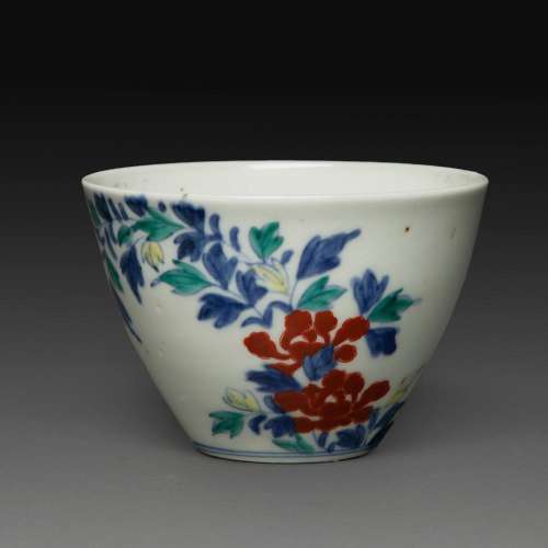 PETITE COUPE en porcelaine de Nabeshima, à décor en bleu sou...
