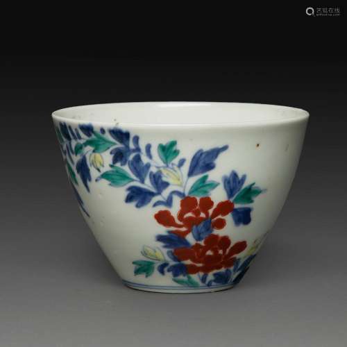 PETITE COUPE en porcelaine de Nabeshima, à décor en bleu sou...