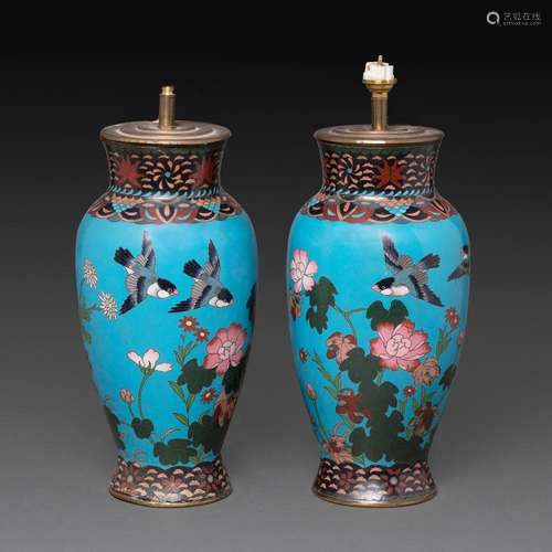 PAIRE DE VASES en émaux cloisonnés sur cuivre à décor polych...