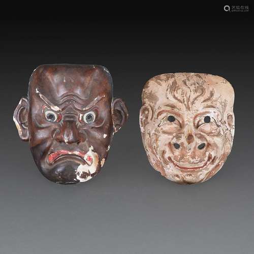 DEUX PETITS MASQUES en bois sculpté, d'après des types B...