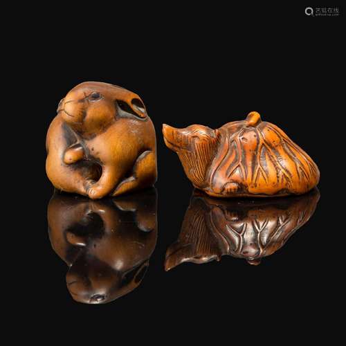 DEUX NETSUKE en buis, le premier représentant deux lapins, l...