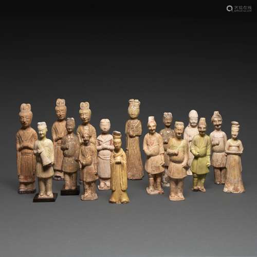 SUITE DE SEIZE STATUETTES en terre cuite, représentant des s...