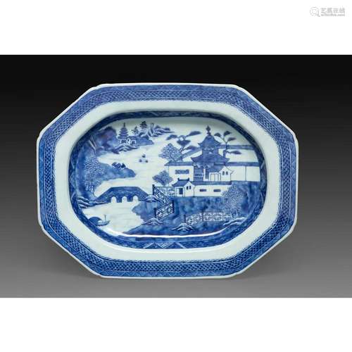 GRAND PLAT CREUX en porcelaine et émaux bleu sous couverte, ...