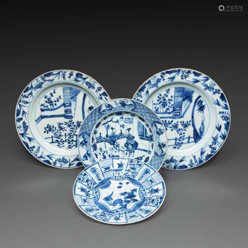 PAIRE DE PLATS RONDS ET DEUX ASSIETTES en porcelaine bleu bl...