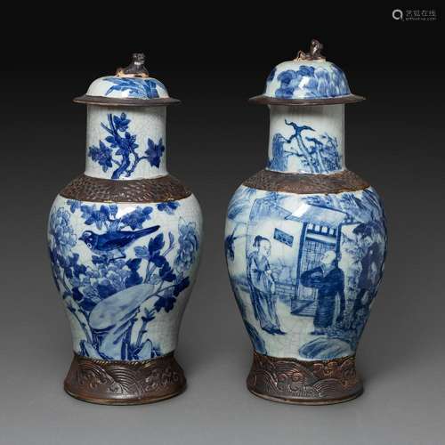 SUITE DE VASES BALUSTRES COUVERTS en porcelaine à décor en b...