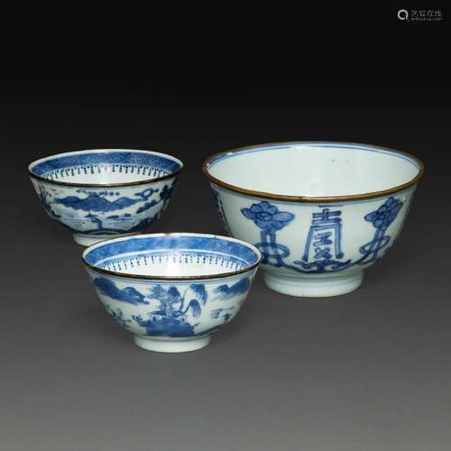 SUITE DE TROIS BOLS en porcelaine bleu-blanc dite "de H...