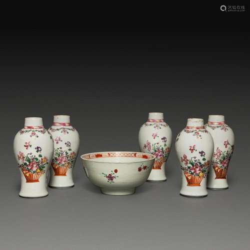 SUITE DE CINQ VASES BALUSTRES ET UNE COUPE en porcelaine et ...