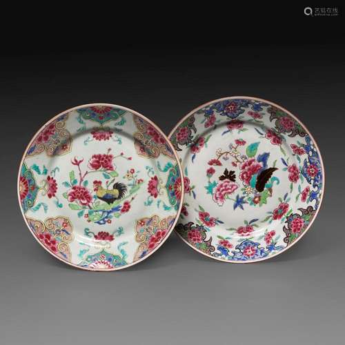 SUITE DE DEUX ASSIETTES en porcelaine et émaux polychromes d...