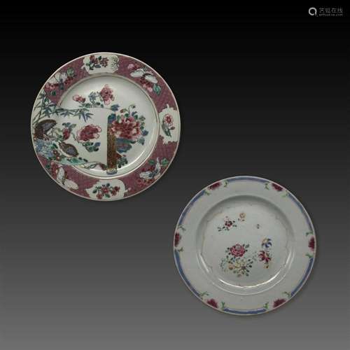 LOT DE DEUX ASSIETTES en porcelaine et émaux famille rose, à...