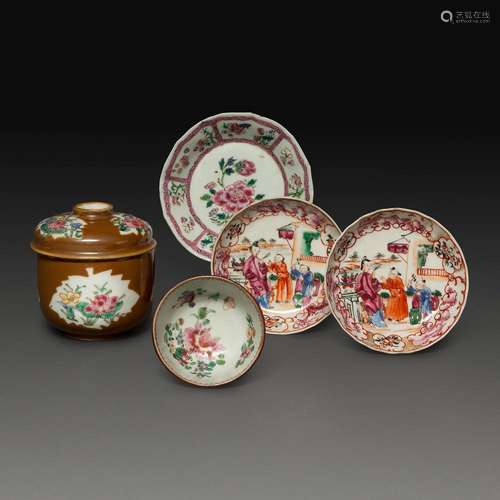 SUITE DE CINQ PIÈCES en porcelaine, émaux polychromes de la ...