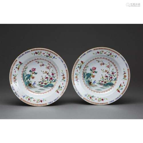 PAIRE D'ASSIETTES en porcelaine, émaux polychromes de la...