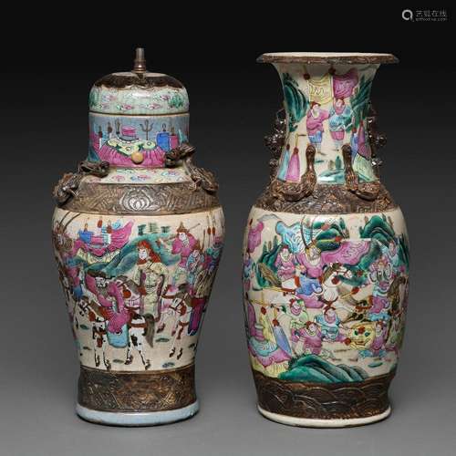 SUITE DE DEUX VASES DE NANKIN DE FORME BALUSTRE en grès porc...