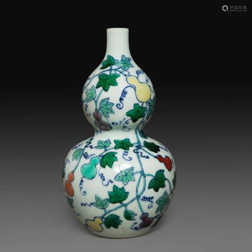 VASE EN FORME DE COLOQUINTE en porcelaine et émaux doucai, à...