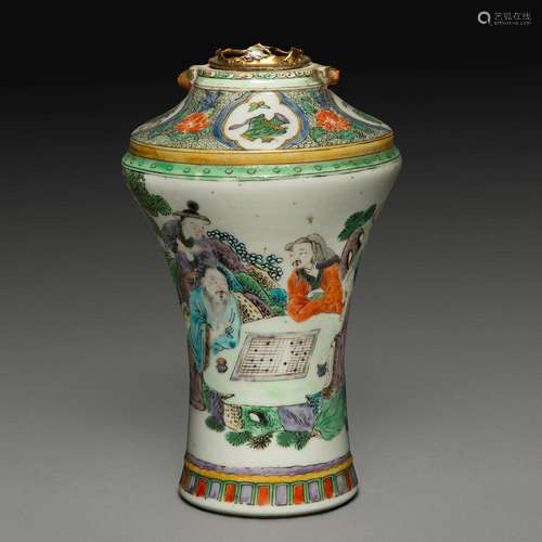 VASE en porcelaine et émaux famille verte, à décor de deux l...