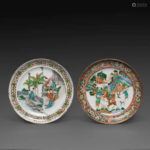 SUITE DE DEUX PLATS RONDS en porcelaine et émaux polychromes...