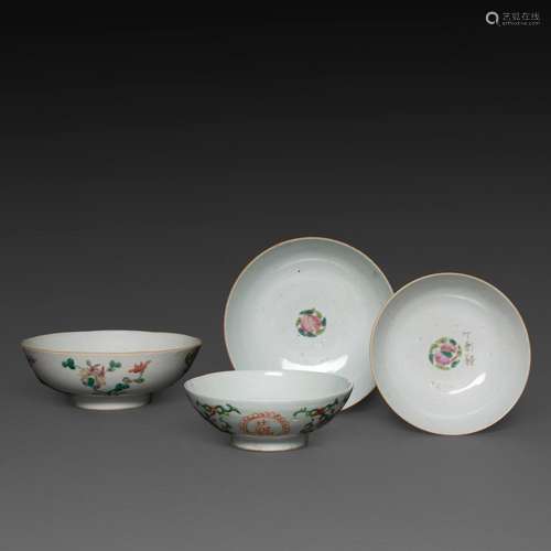 SUITE DE QUATRE BOLS en porcelaine et émaux polychromes dans...