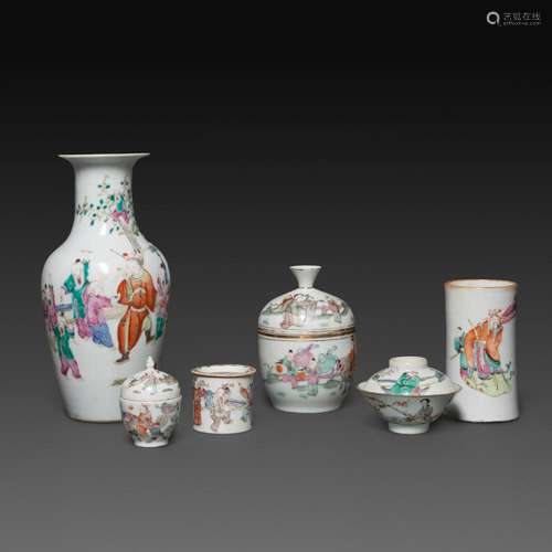 SUITE DE SIX PIÈCES en porcelaine et émaux polychromes dans ...