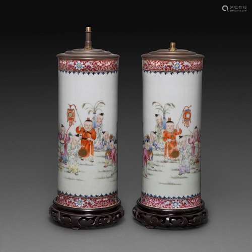 PAIRE DE VASES ROULEAUX en porcelaine et émaux polychromes d...