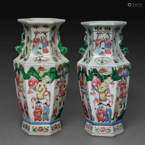 PAIRE DE VASES DE FORME HEXAGONAL en porcelaine et émaux pol...