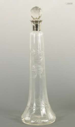 A STYLISH GEORGE V STOURBRIDGE SILVER MOUNTED GLASS LIQUOR D...