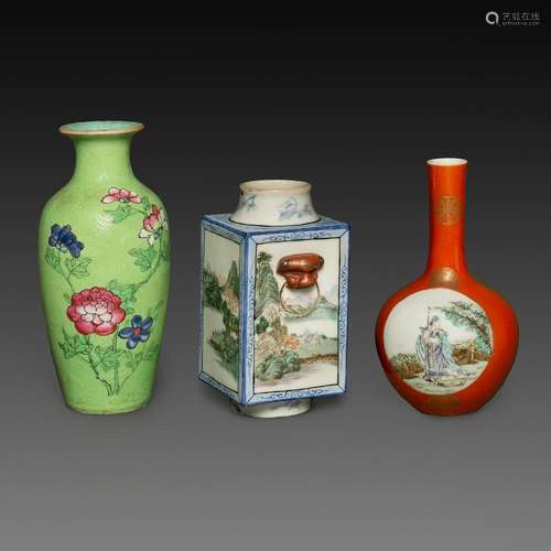 SUITE DE TROIS VASES en porcelaine et émaux polychromes dans...