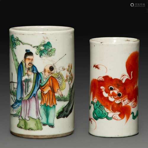 SUITE DE DEUX PORTE-PINCEAUX CYLINDRIQUES en porcelaine et é...