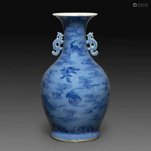 VASE BALUSTRE en porcelaine, à décor en camaïeu de bleu de c...