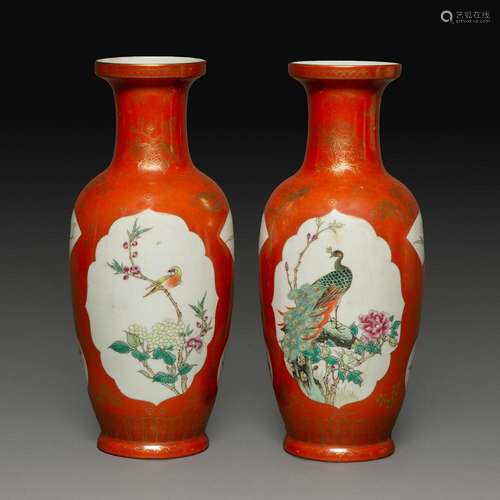 PAIRE DE VASES en porcelaine et émaux famille rose rehaut or...