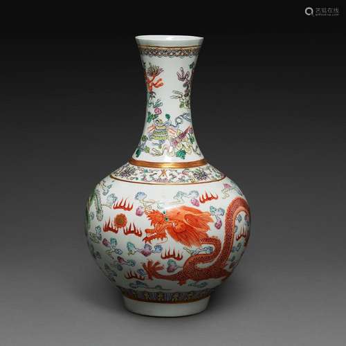 VASE PANSU À LONG COL en porcelaine et émaux polychromes dan...