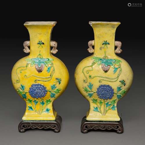 PAIRE DE VASES en porcelaine émaillée jaune, à panse aplatie...