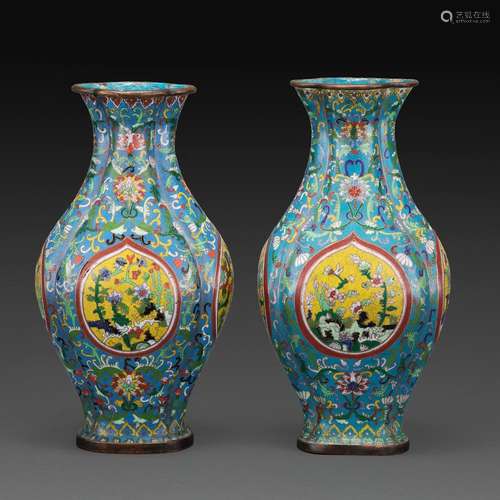 PAIRE DE VASES BALUSTRES à panse godronnée quadrilobée, en c...