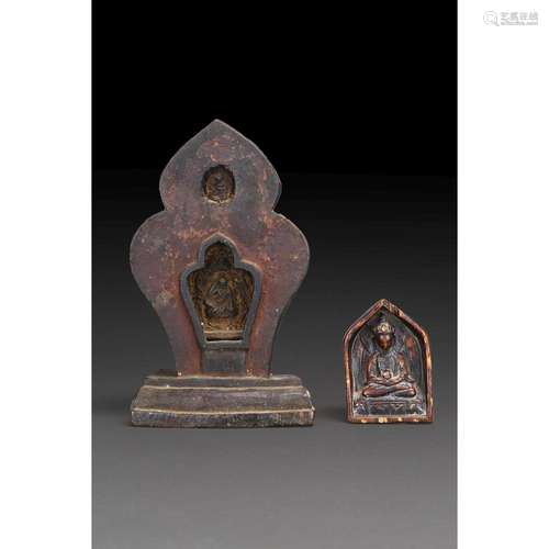 LOT DE DEUX IMAGES VOTIVES comprenant un Amitayus en bois, e...