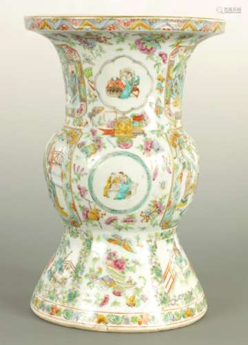 A LARGE CHINESE FAMILLE ROSE VASE WITH FLARD NECK AND BASE