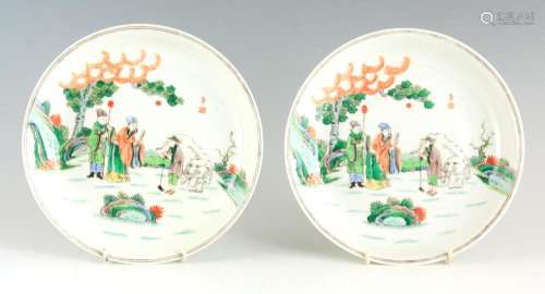 A PAIR OF CHINESE PORCELAIN FAMILLE VERTE DISHES