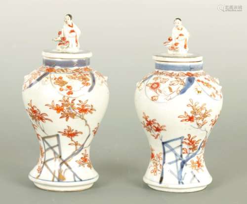 A PAIR OF 18TH/19TH CENTURY CHINESE PORCELAIN LIDDED VASES
