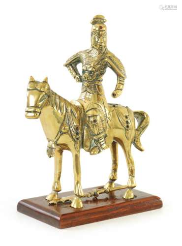 AN EARLY PERIOD CHINESE CAST BRASS MODEL OF A KNIGHT ON HORS...