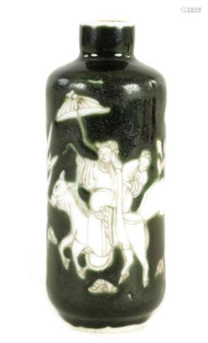 A 19TH CENTURY JAPANESE CYLINDRICAL PORCELAIN SNUFF BOTTLE