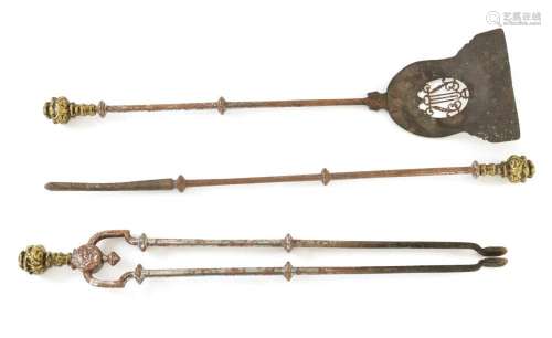 A SET OF THREE LATE GEORGIAN BRASS AND STEEL FIRE IRONS