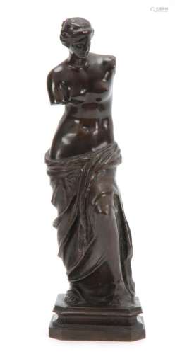 A LATE 19th CENTURY GRAND TOUR PATINATED BRONZE SCULPTURE