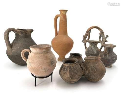 Lot composé de vases antiques (cinq pièces) en terre cuite, ...