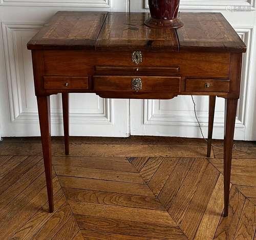 Coiffeuse en bois naturel et marqueterie de trophée de musiq...