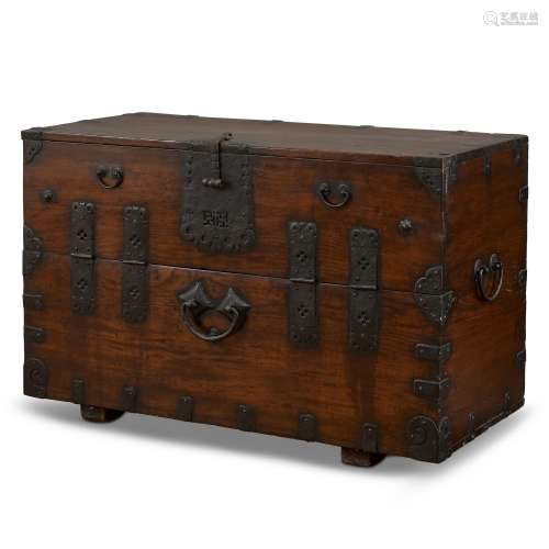 A large hardwood clothes chest 硬木大衣箱