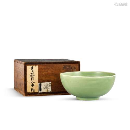 A large Longquan celadon bowl, Ming dynasty 明 龍泉青釉錦紋大...
